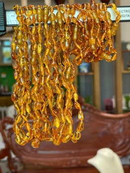 Vòng tay Hổ Phách cho bé vàng cánh dán 12